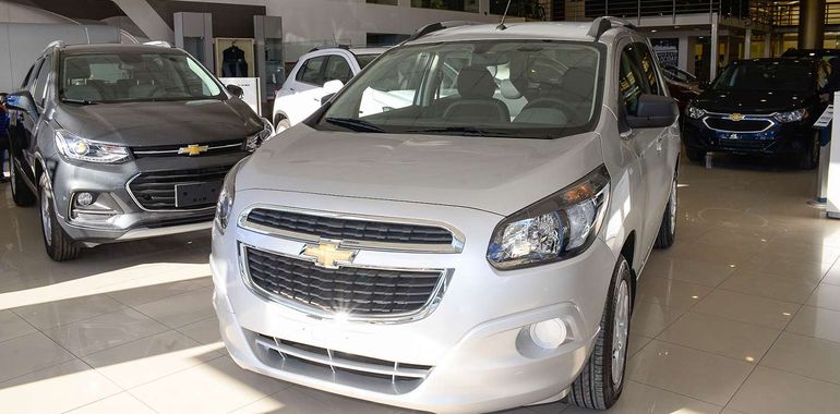 Unidades nuevas para la venta, en una concesionaria. Unidades nuevas para la venta, en una concesionaria.