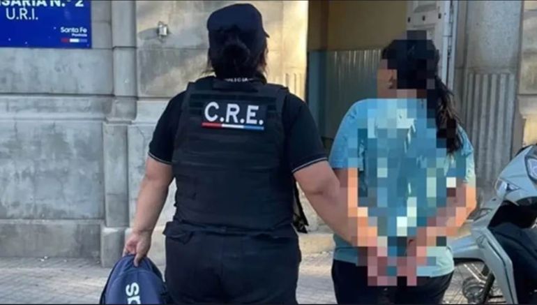 Una mujere advirtió que el nene estaba solo en la plata y dió aviso a la policía de Santa Fe.