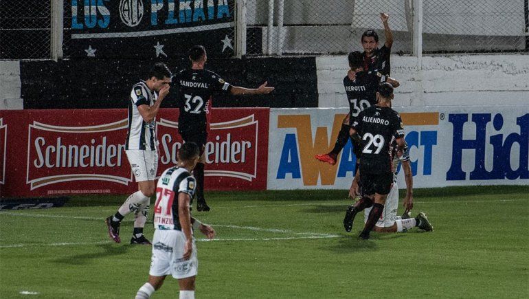 La Pulga Rodríguez después del caño a Vigliano en la previa luego también estuvo encendido en la cancha y con un golazo abrió el marcador.&nbsp; 