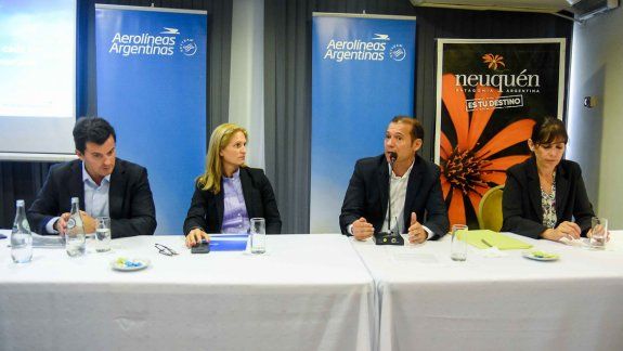 El gobernador Omar Gutiérrez y la ministra de Turismo, Marisa Focarazzo, junto a autoridades de la empresa.&nbsp;