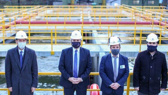 Fernández inauguró planta de tratamiento cloacal en Villa