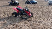 Cuatriciclos en los médanos de Pinamar, antes del fallo que ordenó suspender estas actividades. Cuatriciclos en los médanos de Pinamar, antes del fallo que ordenó suspender estas actividades.