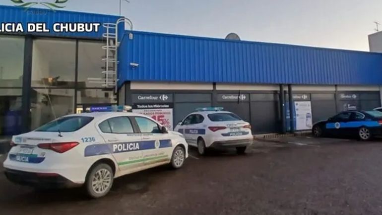 Insólito robo en Puerto Madryn: se encerró en el baño de un supermercado a comer y tomar gratis