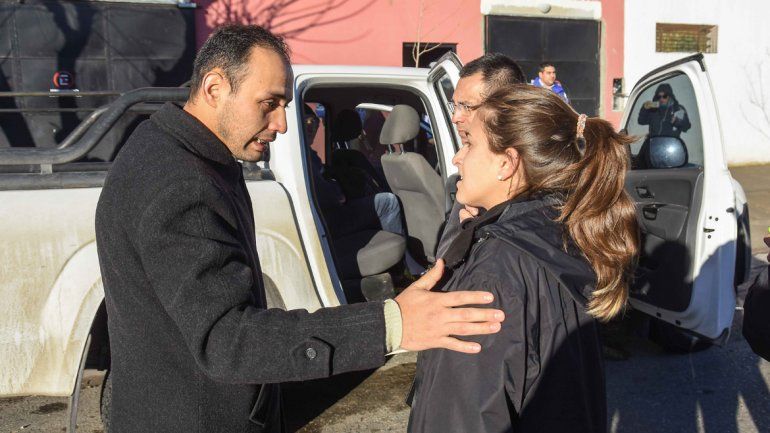 Víctor Carcar dejó a su hija al resguardo de la casa y los animales.