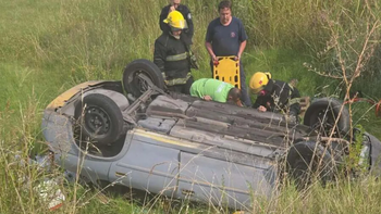 El hombre pasó toda la noche atrapado dentro de su vehículo tras un vuelco en la Ruta 8- El hombre pasó toda la noche atrapado dentro de su vehículo tras un vuelco en la Ruta 8-