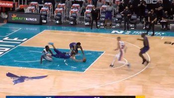 La NBA da para todo, incluso las jugadas ridículas como la que se registró en el partido entre Charlotte Hornets y Detroit Pistons. La NBA da para todo, incluso las jugadas ridículas como la que se registró en el partido entre Charlotte Hornets y Detroit Pistons.