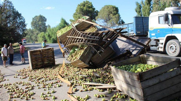 Conductor borracho chocó a un camión que transportaba fruta y casi provoca una tragedia