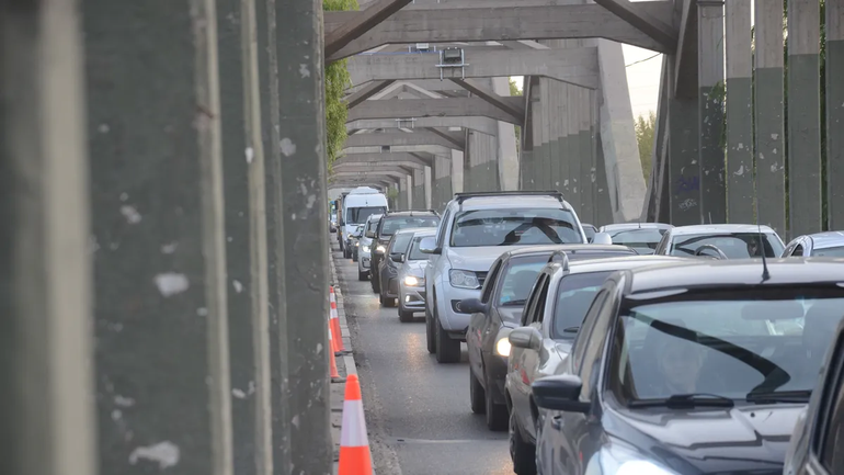 Ruta 22: Caos de tránsito por la colocación de un tendido de cables en el puente viejo en hora pico
