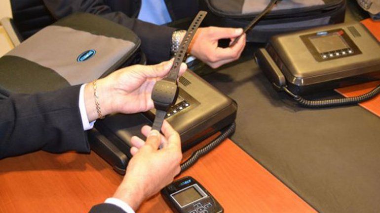 Prezzoli, el fiscal general Gerez y la coordinadora del plan nacional presentaron a jueces y fiscales provinciales el sistema de la pulsera electrónica y la unidad de monitoreo domiciliario. Prezzoli, el fiscal general Gerez y la coordinadora del plan nacional presentaron a jueces y fiscales provinciales el sistema de la pulsera electrónica y la unidad de monitoreo domiciliario.