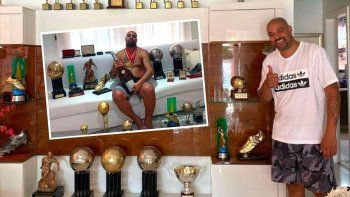 adriano vendio su mansion y vive en un hotel de lujo: solo llevo sus trofeos adriano vendio su mansion y vive en un hotel de lujo: solo llevo sus trofeos