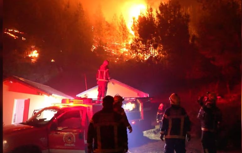 Unas diez casas de la zona fueron alcanzadas por las llamas. Unas diez casas de la zona fueron alcanzadas por las llamas.