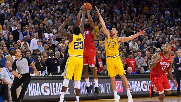 El increíble triple de James Harden para derrotar al campeón de la NBA