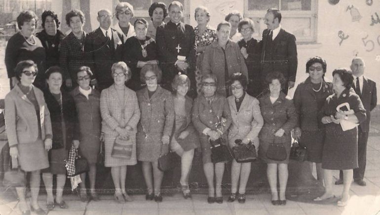 Don Jaime con recordadas maestras, entre ellas María Pomina Suárez de Caso, Sra. de De Martín. Nélida Álvarez de Del Pin. Sra. de Focaccia, Sra. de Argés, entre otros. Foto: familia Caso.