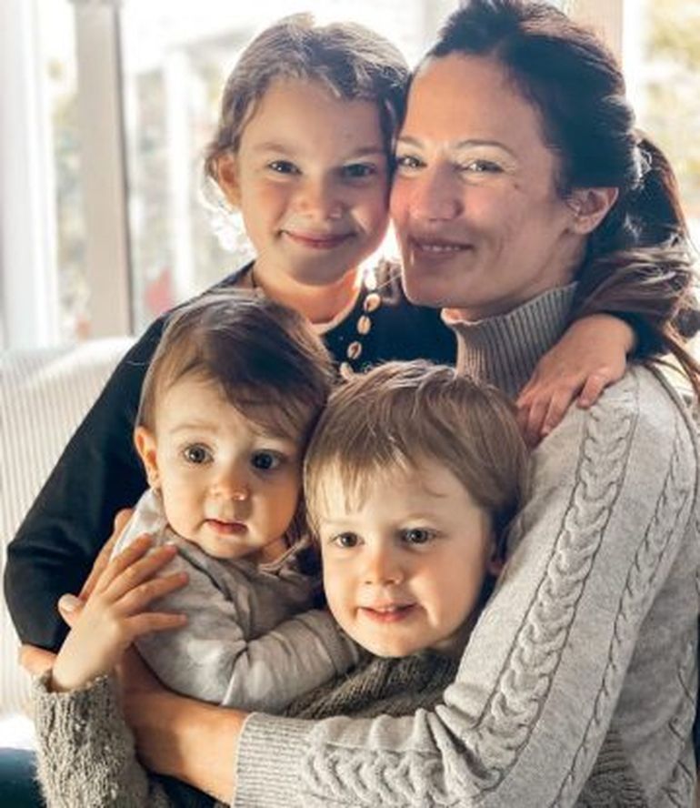 Paula Chaves junto a sus tres hijos.