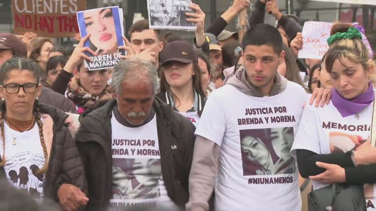De izquierda a derecha: Sabrina, la mamá de Morena; Antonio, el abuelo; Federico, primo de las dos víctimas de 20 años; y Paula, la madre de Brenda, a la cabeza de la marcha de este sábado. (Foto: captura de TN.) De izquierda a derecha: Sabrina, la mamá de Morena; Antonio, el abuelo; Federico, primo de las dos víctimas de 20 años; y Paula, la madre de Brenda, a la cabeza de la marcha de este sábado. (Foto: captura de TN.)