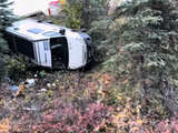 La van de la pareja de Chubut tras caer 20 metros cuando circulaba a baja velocidad por un camino de ripio alejado en Alaska.
