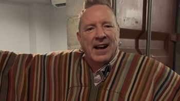 PiL, Sex Pistols y Patagonia: así terminó John Lydon con un poncho de Chubut. PiL, Sex Pistols y Patagonia: así terminó John Lydon con un poncho de Chubut.