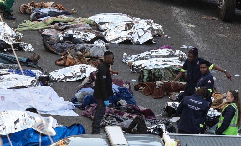 Johannesburgo. Las víctimas quedaron atrapadas en el edificio que tenía el portón de salida cerrado. Johannesburgo. Las víctimas quedaron atrapadas en el edificio que tenía el portón de salida cerrado.