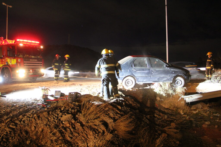 Una dotación de bomberos arribó al lugar y asistió al vecino. Se requirió utilizar el malacate electrónico para sacar el vehículo. Gentileza: Centenario Digital Una dotación de bomberos arribó al lugar y asistió al vecino. Se requirió utilizar el malacate electrónico para sacar el vehículo. Gentileza: Centenario Digital