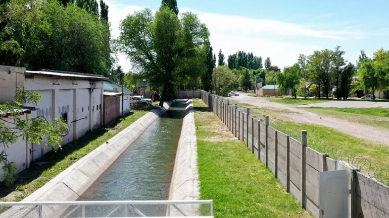 Los canales de riego son importantes para la producción en Neuquén