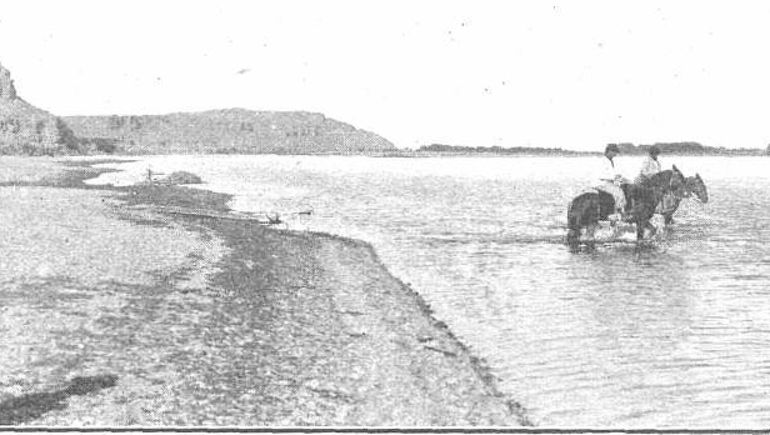 Veraneantes del desierto vadeando el Limay.