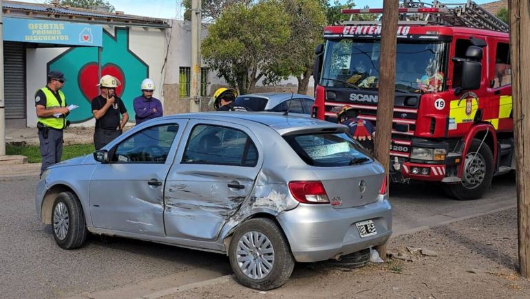 Violento choque en Centenario: una mujer embarazada terminó con su auto contra un poste