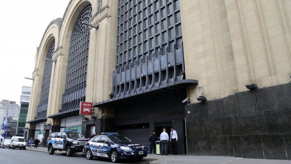 Policías, ayer, custodiando el edificio del Abasto Shopping.