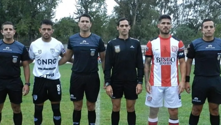 Sanz (en el medio) ya fue el árbitro de Sansinena ante Cipo este año. Foto: El Bunker Deportivo&nbsp;