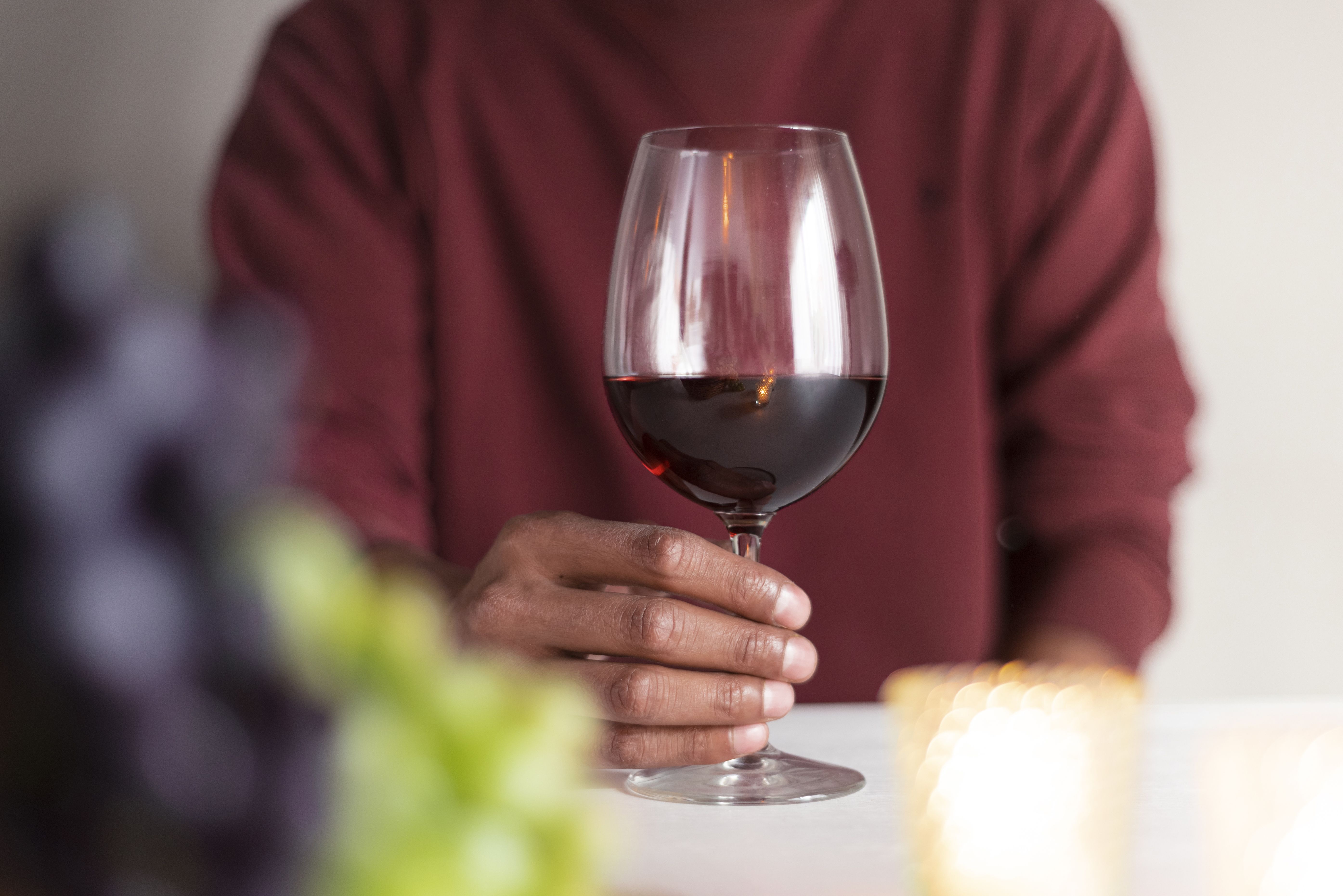 El vino premiado nace a orillas del lago Musters. Foto: Freepik