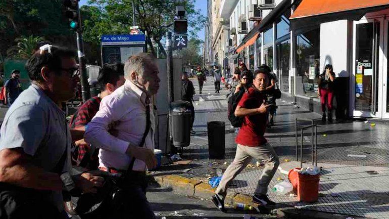 En medio de los incidentes, agredieron al periodista Julio Bazán