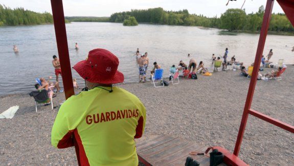Los socorristas se ocupan hasta de cuidar las parrillas de la costa.