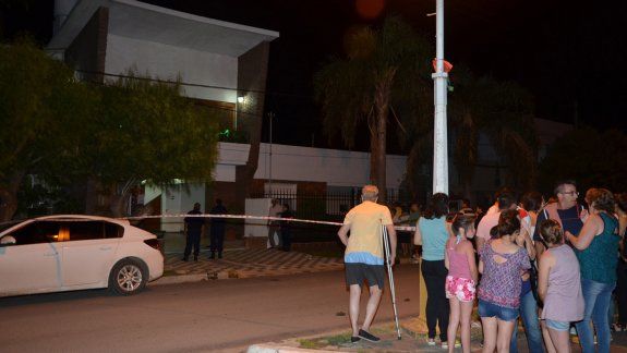 El hombre de 51 años fue a la casa de su ex, de 35, y atacó a su actual pareja, de 71. Después quiso asesinar a la mujer pero se lo impidieron.