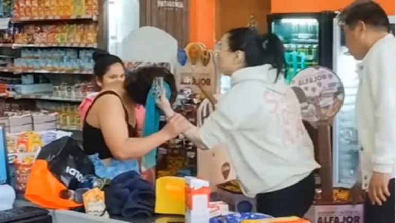 La cajera descubrió el intento de robo y reaccionó con violencia frente a los clientes