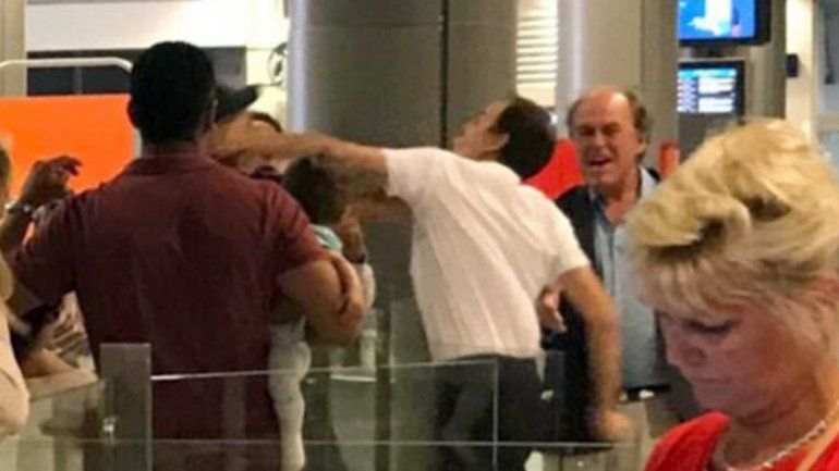 La agresión fue filmada y el video se viralizó. La victima habría tenido un nene en brazos al recibir la trompada.