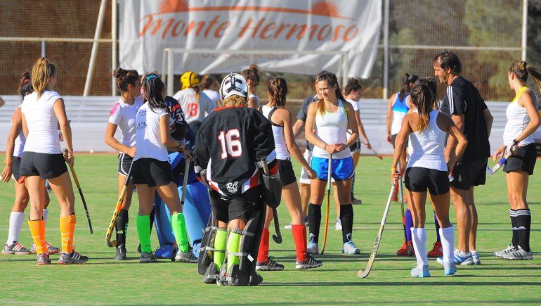 Monte recibió la visita, con disertación, de varios referentes nacionales, como Chapa Retegui, actual DT de las Leonas que hoy tiene a tres chicas surgidas del Atlético.