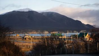 Tolhuin, corazón de Tierra del Fuego, a orillas del lago Fagnano, uno de los más grandes del mundo. Tolhuin, corazón de Tierra del Fuego, a orillas del lago Fagnano, uno de los más grandes del mundo.