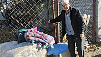 Bartolo con lo poco que tiene, en la vereda de su casa en Trelew. Bartolo con lo poco que tiene, en la vereda de su casa en Trelew.