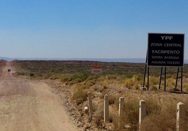 Los caminos de acceso a Aguada Toledo y sierra Barrosa. Vaca Muerta convive con decenas de puesteros. Los caminos de acceso a Aguada Toledo y sierra Barrosa. Vaca Muerta convive con decenas de puesteros.