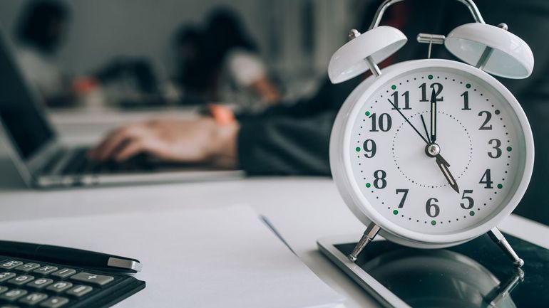 La reforma laboral implenetará el “banco de horas” con el que se propone compensar las horas extra con descanso, en lugar de pago adicional. La reforma laboral implenetará el “banco de horas” con el que se propone compensar las horas extra con descanso, en lugar de pago adicional.