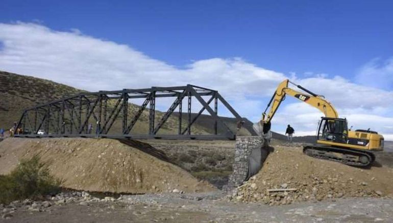 La crecida del Nahueve voló un puente y aisló a un campamento de Corfone
