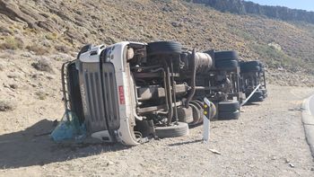 El vuelco se produjo en la Ruta 40 entre Zapala y Las Lajas El vuelco se produjo en la Ruta 40 entre Zapala y Las Lajas