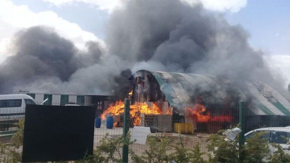 Voraz incendio destruyó un galpón en Parque Industrial