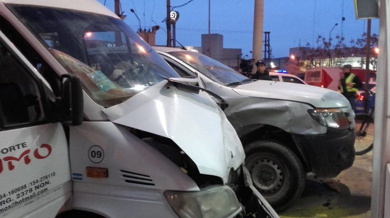 Camioneta cruzó en rojo y chocó a transporte escolar que trasladaba a cuatro chicos
