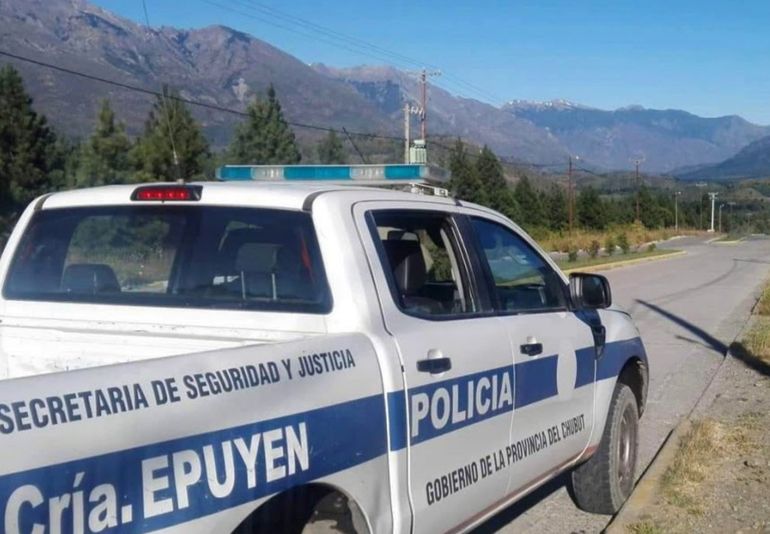 Luego de que el camionero eludió el control, un patrullero de la comisaría de Epuyén se lanzó a perseguirlo y finalmente logró que se detuviera (imagen de archivo). Luego de que el camionero eludió el control, un patrullero de la comisaría de Epuyén se lanzó a perseguirlo y finalmente logró que se detuviera (imagen de archivo).