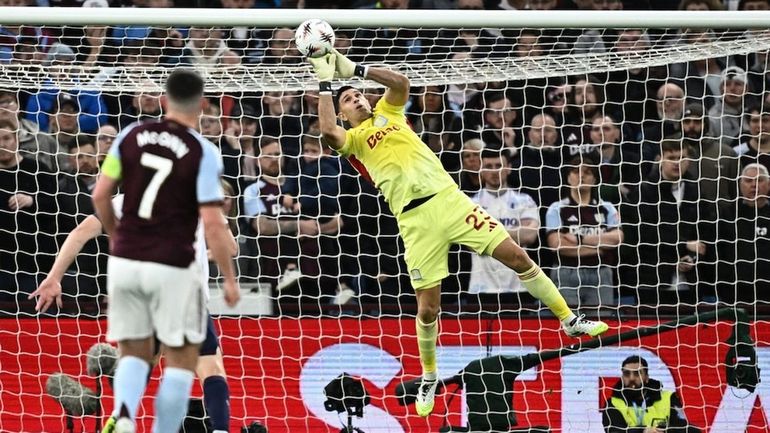 Impresionante: la extraordinaria atajada del Dibu Martínez que le dio un triunfazo al Aston Villa