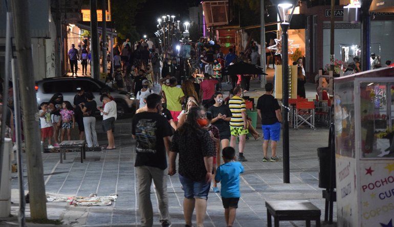 La peatonal como en sus mejores noches. Mucha gente circulando