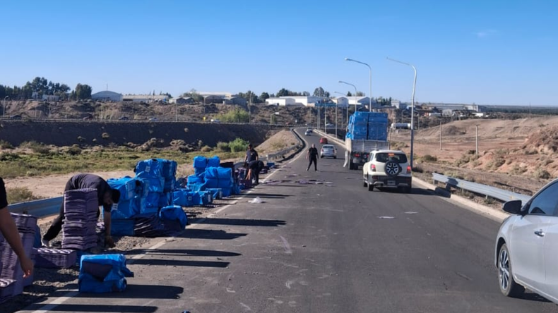 Un camión perdió su carga camino a Cipolletti. | LM Neuquen Un camión perdió su carga camino a Cipolletti.