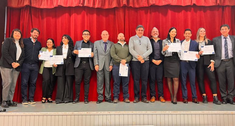 El esfuerzo que transforma vidas: nuevos especialistas médicos egresan en la región