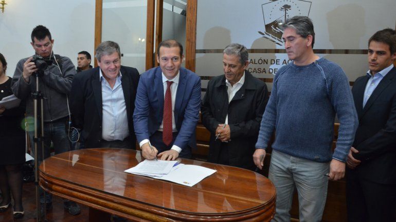 El acuerdo para la construcción de las viviendas se firmó ayer.