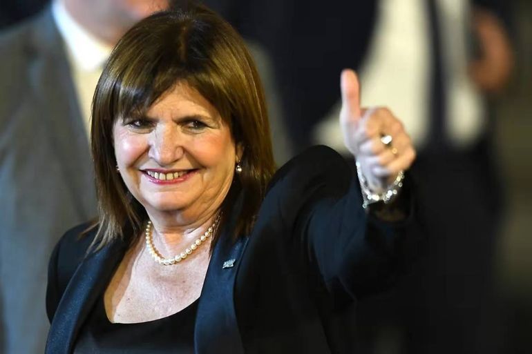 Patricia Bullrich vistió un traje clásico negro, con blusa negra en satén. Foto: Google. Patricia Bullrich vistió un traje clásico negro, con blusa negra en satén. Foto: Google.